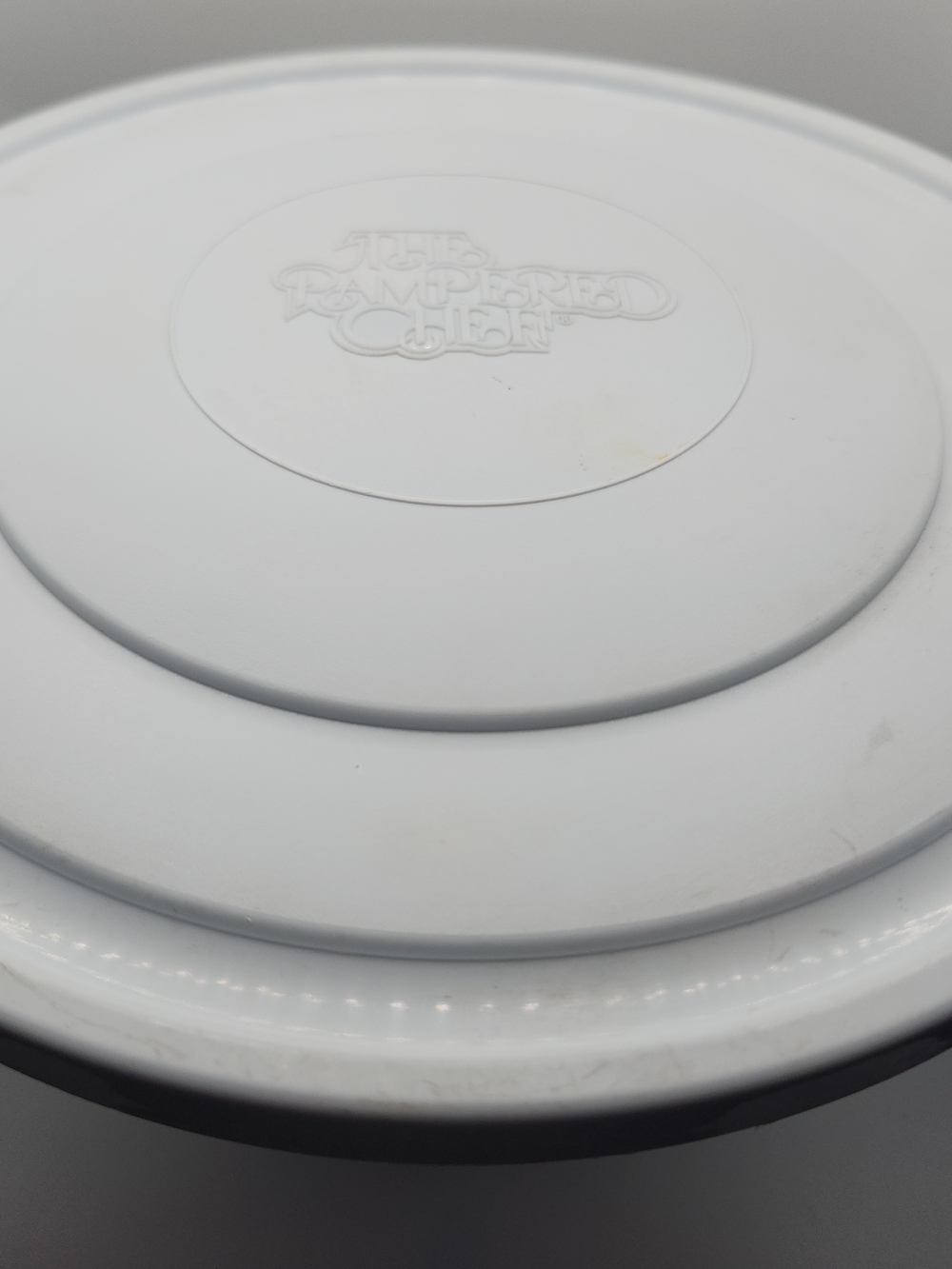 The pampered Chef White Plastic checker bowl with lid large size